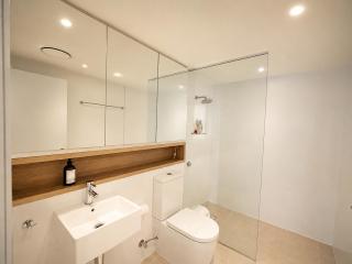Stylish Designer Apartment with Rooftop, Balcony & Parking - 5