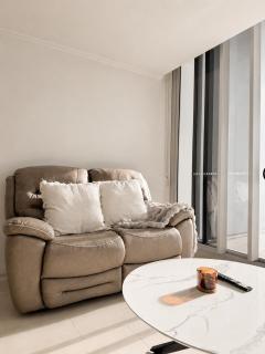 Stylish Designer Apartment with Rooftop, Balcony & Parking - 1