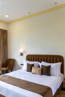 ELIVAAS Signature Miran by the lake Pet-Friendly Boutique Room with Lake View, Infinity Edge Pool, Activity Room & Garden - 1