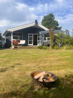 Cozy Holiday Home Near The Beach - 0