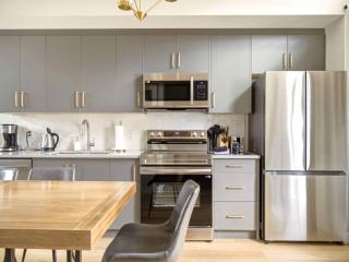 Mountain Retreat with Views and Hot Tub Near Banff Gates - 4