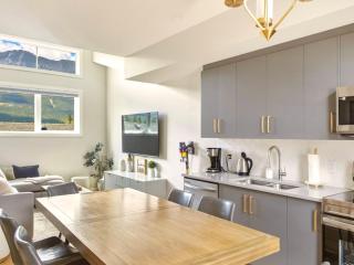Mountain Retreat with Views and Hot Tub Near Banff Gates - 2