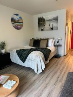 Lake View Studio & Balcony Sleeps 3 - 6