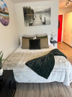Lake View Studio & Balcony Sleeps 3 - 4