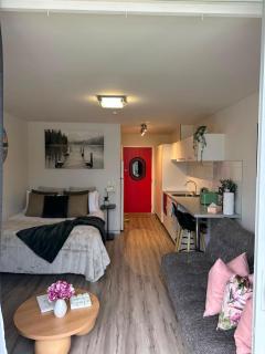 Lake View Studio & Balcony Sleeps 3 - 2