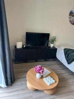 Lake View Studio & Balcony Sleeps 3 - 1