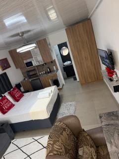 Rest Inn C Guesthouse - 10min from OR Tambo Airport - 0