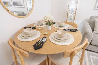 Stylish 2BR - City Chic Elegant Luxe Escape - 6