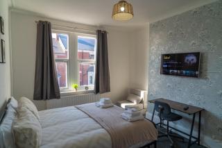 Family & Contractor Stay Sleeps 6 Free Parking - 0