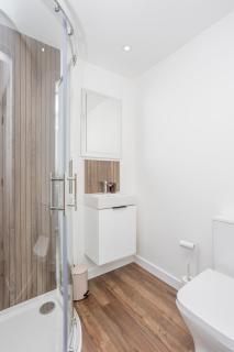 5Bed • Free Van Parking • No LEZ • Long Stay Rates - 6
