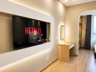 The Manor - Quiet, Comfortable & Central Studio with Pool Access - 2