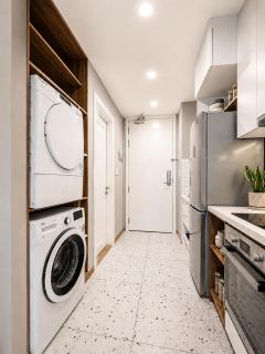 The Manor - Quiet, Comfortable & Central Studio with Pool Access - 1