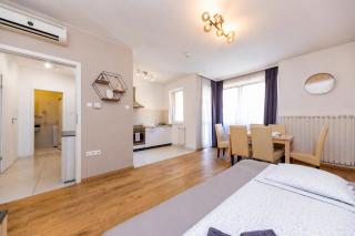 Prime Stay - Modern 2 Bedroom Apartment with Balcony & Parking Included - Budapest - 1
