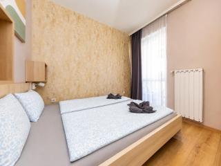 Prime Stay - Modern 2 Bedroom Apartment with Balcony & Parking Included - Budapest - 2