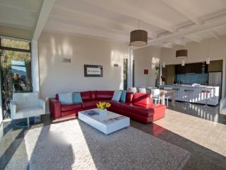 Kotare Point Paradise - Akaroa Holiday Home - 4