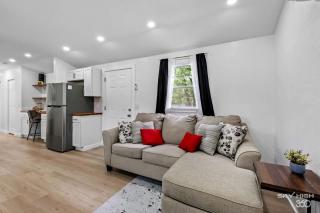 Stylish Tiny Home with Open Concept near Downtown Decatur and Bentonville, Arkansas - 8