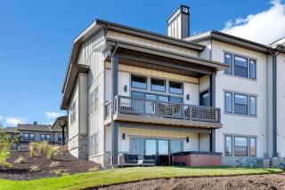 Luxury 5BR Townhome with 2 Garages Near Skiing & Outdoor Adventures - 0