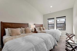 Luxury 5BR Townhome with 2 Garages Near Skiing & Outdoor Adventures - 8
