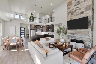 Luxury 5BR Townhome with 2 Garages Near Skiing & Outdoor Adventures - 7