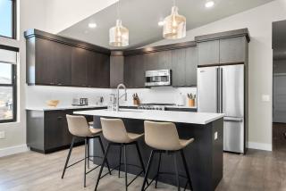 Modern 3BR Mountain Townhouse Near Ski Lifts with Fire Pit & Garage - 8