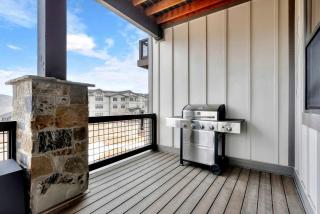 Modern 3BR Mountain Townhouse Near Ski Lifts with Fire Pit & Garage - 6
