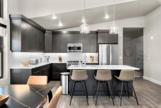 Modern 3BR Mountain Townhouse Near Ski Lifts with Fire Pit & Garage - 4
