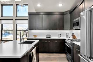 Modern 3BR Mountain Townhouse Near Ski Lifts with Fire Pit & Garage - 3