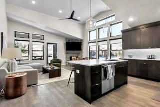 Modern 3BR Mountain Townhouse Near Ski Lifts with Fire Pit & Garage - 2