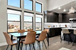 Modern 3BR Mountain Townhouse Near Ski Lifts with Fire Pit & Garage - 1
