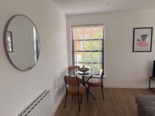 Spacious Modern 1 Bed Apartments in St Neots - Perfect for Contractors & Professionals - Free Parking - WiFi - Fully Equipped Kitchen - Smart TV Ideal for Work Stays and Long Projects - 7