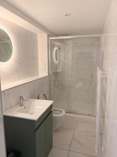 Spacious Modern 1 Bed Apartments in St Neots - Perfect for Contractors & Professionals - Free Parking - WiFi - Fully Equipped Kitchen - Smart TV Ideal for Work Stays and Long Projects - 5