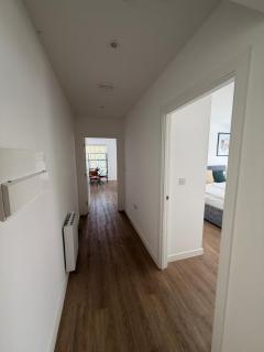 Spacious Modern 1 Bed Apartments in St Neots - Perfect for Contractors & Professionals - Free Parking - WiFi - Fully Equipped Kitchen - Smart TV Ideal for Work Stays and Long Projects - 4