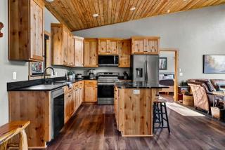 Secluded Riverfront Cabin with Scenic Bluffs near Fayetteville, Arkansas - 7
