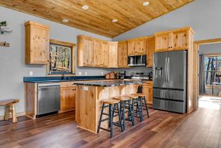 Tranquil Riverside Cabin with Expansive Trails near Elkins, Arkansas - 9