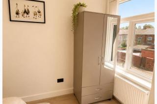 4 Bedroom House Sleeps 7 -Free Parking -Co-op Live - 8