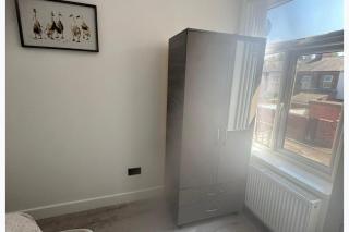 4 Bedroom House Sleeps 7 -Free Parking -Co-op Live - 2