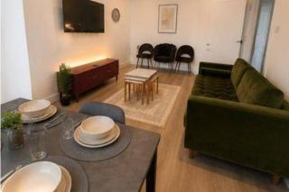 4 Bedroom House Sleeps 7 -Free Parking -Co-op Live - 1