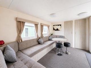 Gorgeous Caravan With Decking In Breydon Water Holiday Park, Ref 10081B - 5