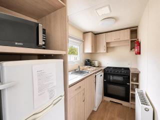 Gorgeous Caravan With Decking In Breydon Water Holiday Park, Ref 10081B - 7