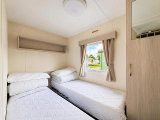 Gorgeous Caravan With Decking In Breydon Water Holiday Park, Ref 10081B - 3
