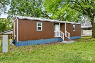 Modern Tiny Home with Office Space near Crystal Lake and Downtown Decatur, Arkansas - 2