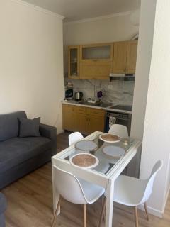 Cozy Renovated Studio - 10 min to City Center - 9
