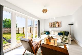 4-Bed Contractor Home, Parking, Luton Airport - 8