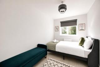 4-Bed Contractor Home, Parking, Luton Airport - 7