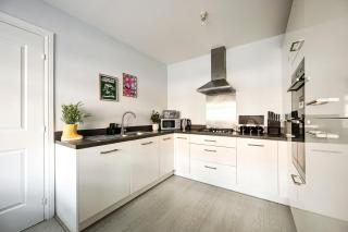 4-Bed Contractor Home, Parking, Luton Airport - 4