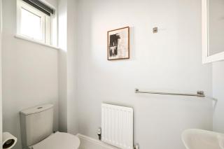 4-Bed Contractor Home, Parking, Luton Airport - 2