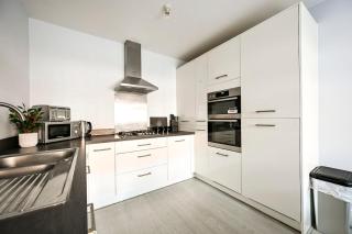 4-Bed Contractor Home, Parking, Luton Airport - 1