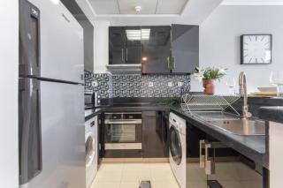 SUNRISE HOMES - A Stylish Studio in Botanica Tower - 9