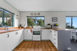 Little Kowhai - Te Kaha Holiday Home - 1