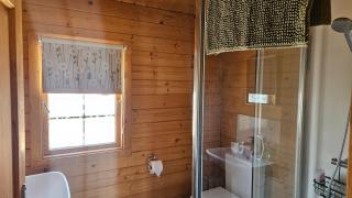 Cabin - Sleeps 6 - Free Parking & Garden - 9